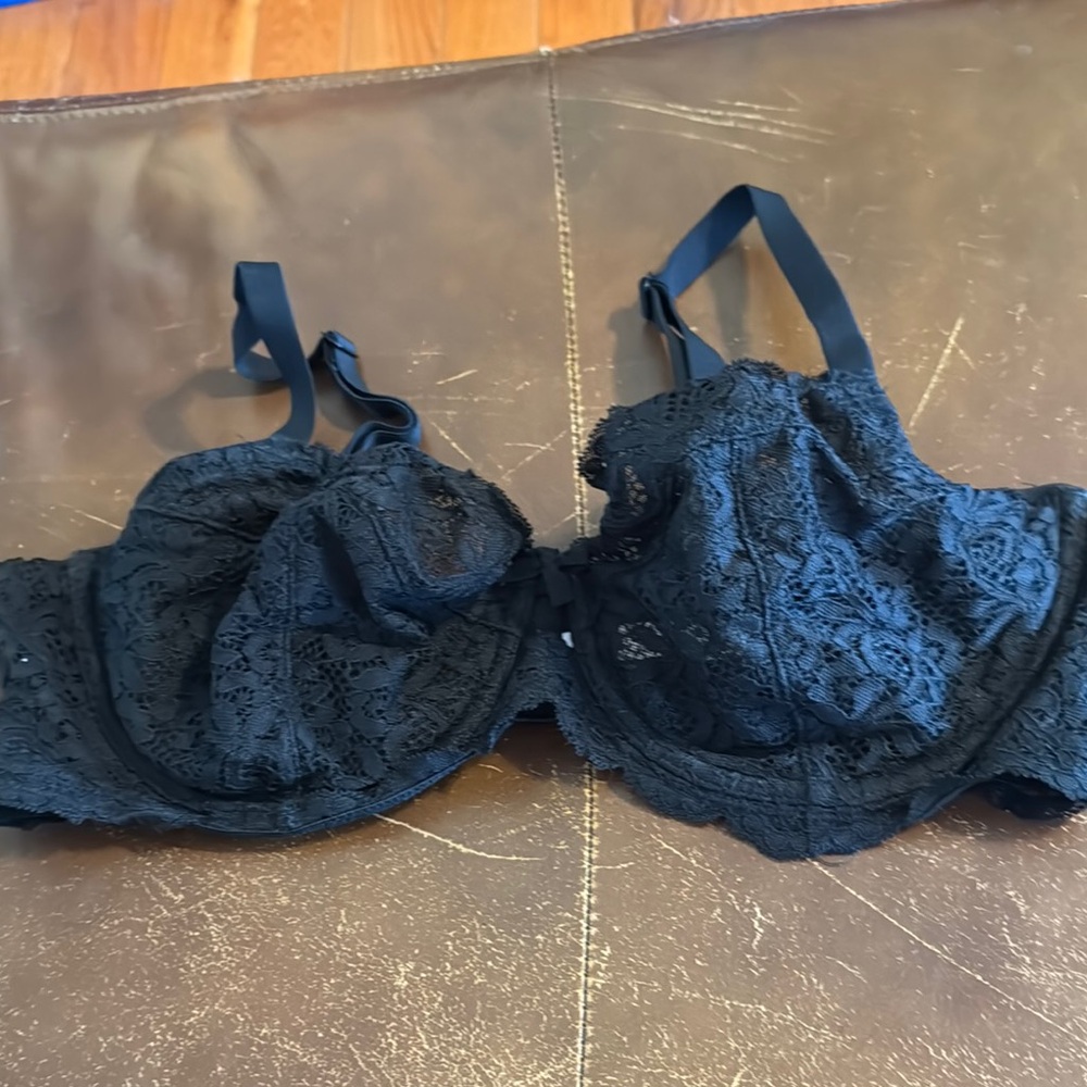 NWOT Victoria’s Secret Black underwire Lace Bra 38D